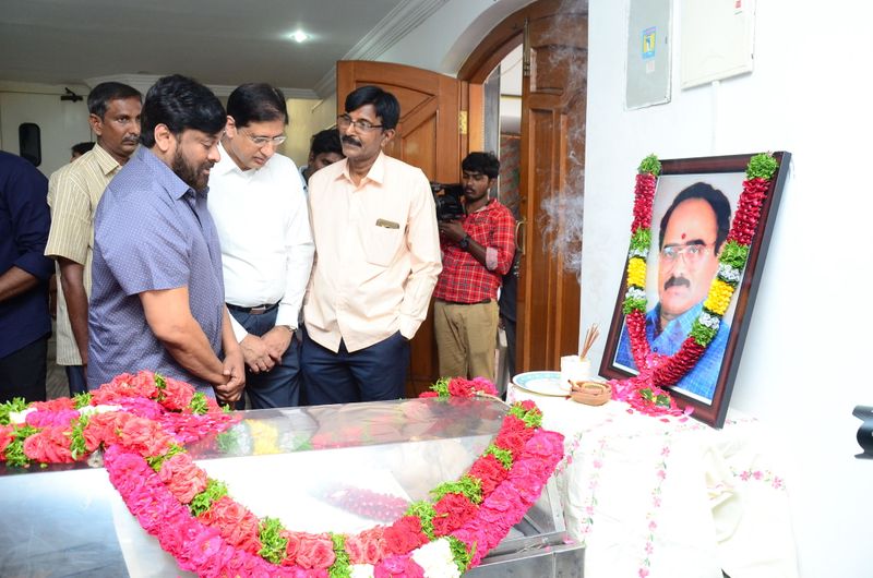 డైరెక్టర్ విజయ బాపినీడుకి సినీ తారల నివాళి (ఫొటోస్)