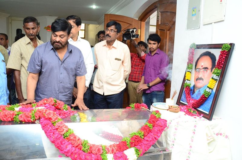 డైరెక్టర్ విజయ బాపినీడుకి సినీ తారల నివాళి (ఫొటోస్)