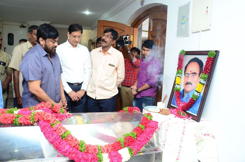 డైరెక్టర్ విజయ బాపినీడుకి సినీ తారల నివాళి (ఫొటోస్)