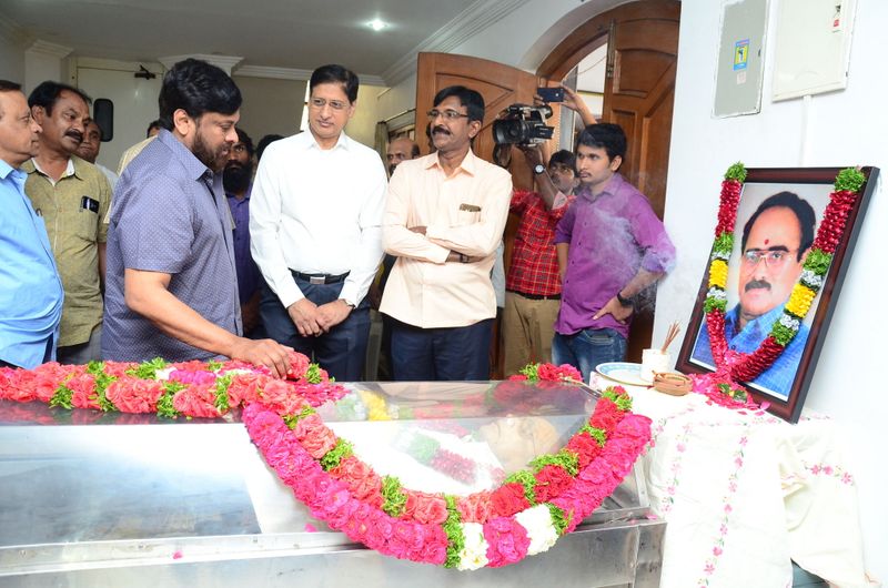 డైరెక్టర్ విజయ బాపినీడుకి సినీ తారల నివాళి (ఫొటోస్)