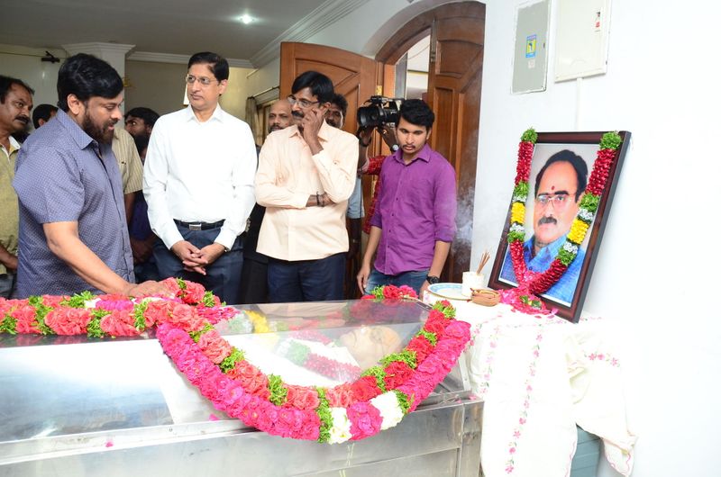 డైరెక్టర్ విజయ బాపినీడుకి సినీ తారల నివాళి (ఫొటోస్)