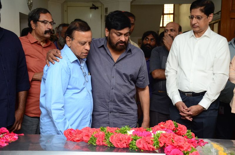 డైరెక్టర్ విజయ బాపినీడుకి సినీ తారల నివాళి (ఫొటోస్)