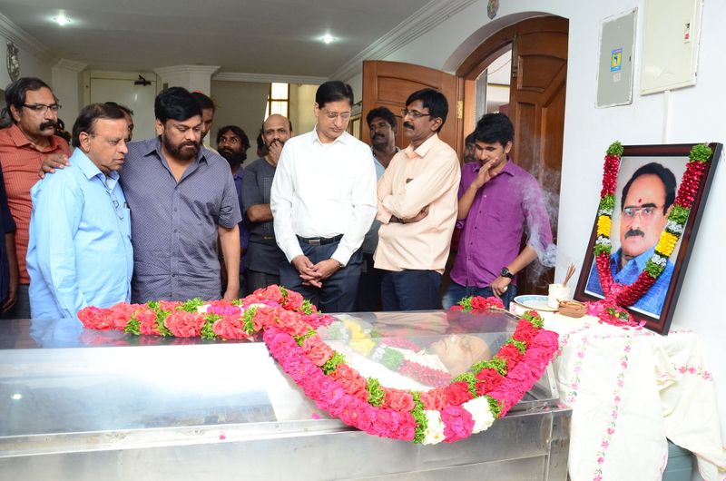 డైరెక్టర్ విజయ బాపినీడుకి సినీ తారల నివాళి (ఫొటోస్)