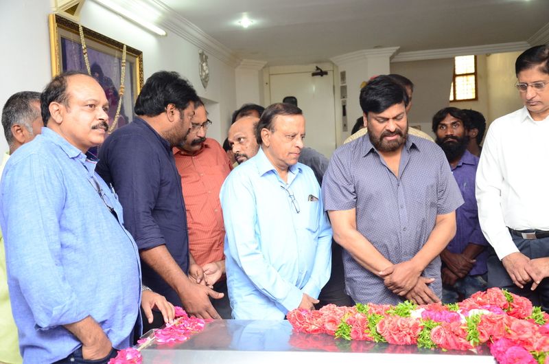 డైరెక్టర్ విజయ బాపినీడుకి సినీ తారల నివాళి (ఫొటోస్)