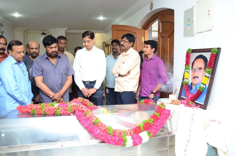 డైరెక్టర్ విజయ బాపినీడుకి సినీ తారల నివాళి (ఫొటోస్)