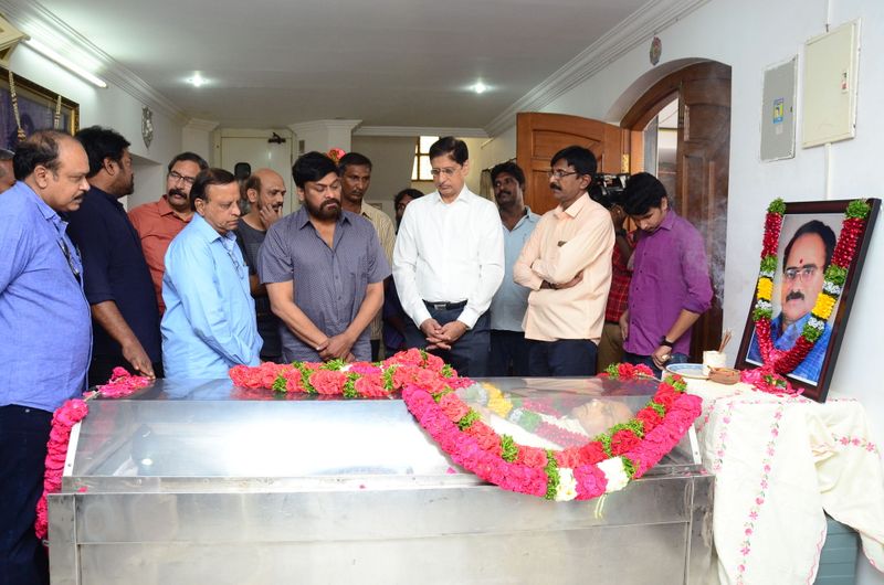 డైరెక్టర్ విజయ బాపినీడుకి సినీ తారల నివాళి (ఫొటోస్)