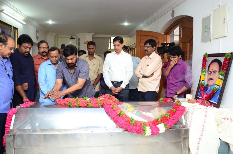 డైరెక్టర్ విజయ బాపినీడుకి సినీ తారల నివాళి (ఫొటోస్)