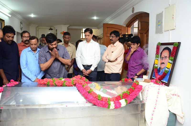 డైరెక్టర్ విజయ బాపినీడుకి సినీ తారల నివాళి (ఫొటోస్)