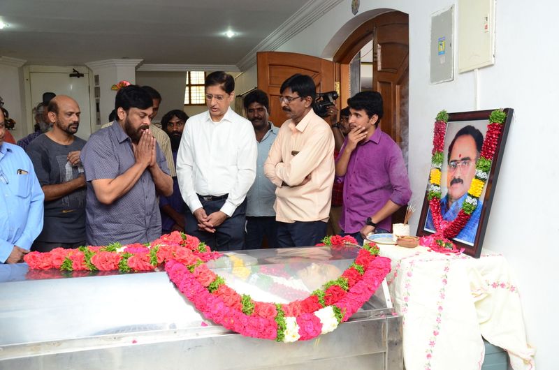 డైరెక్టర్ విజయ బాపినీడుకి సినీ తారల నివాళి (ఫొటోస్)