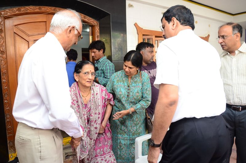డైరెక్టర్ విజయ బాపినీడుకి సినీ తారల నివాళి (ఫొటోస్)
