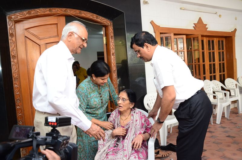 డైరెక్టర్ విజయ బాపినీడుకి సినీ తారల నివాళి (ఫొటోస్)
