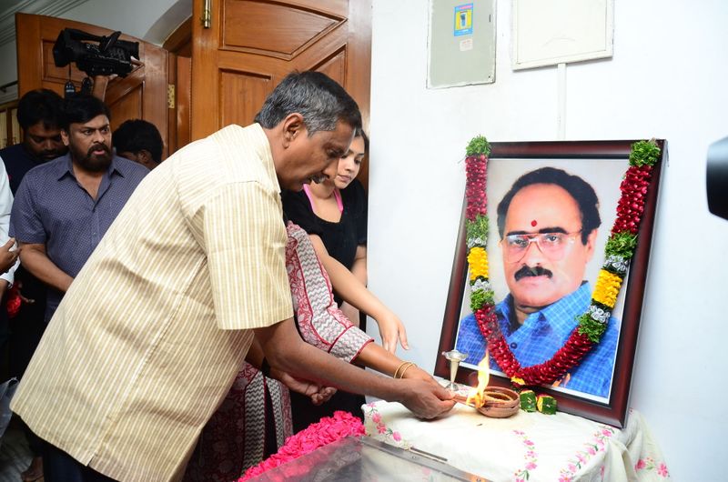 డైరెక్టర్ విజయ బాపినీడుకి సినీ తారల నివాళి (ఫొటోస్)