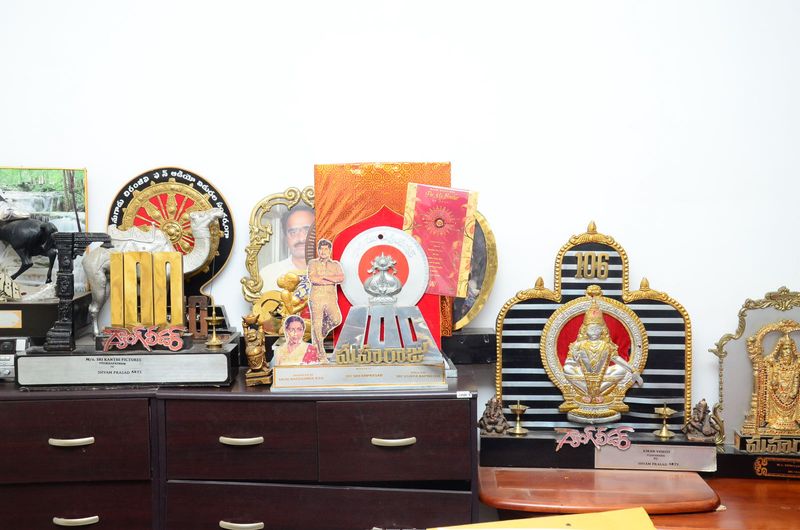డైరెక్టర్ విజయ బాపినీడుకి సినీ తారల నివాళి (ఫొటోస్)