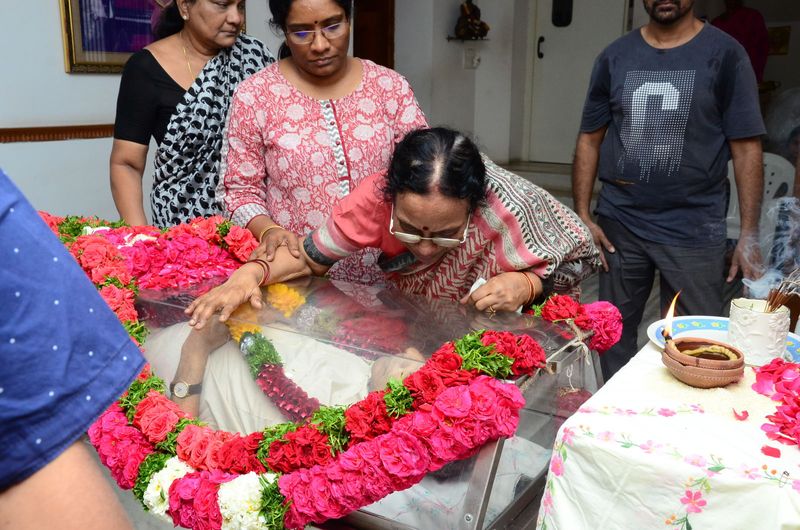 డైరెక్టర్ విజయ బాపినీడుకి సినీ తారల నివాళి (ఫొటోస్)