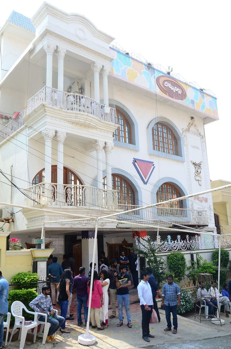 డైరెక్టర్ విజయ బాపినీడుకి సినీ తారల నివాళి (ఫొటోస్)