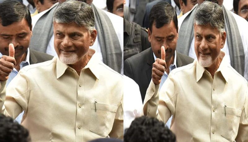 అయితే ఆ హోదా ఉంటుందా ఊడుతుందా అన్న సందేహంలో చంద్రబాబు ఉన్నారంటూ ప్రచారం జరుగుతోంది. గతంలో పార్టీ ఫిరాయింపులను ప్రోత్సహిస్తూ వైయస్ఆర్ కాంగ్రెస్ పార్టీకి కంటిమీద కునుకు లేకుండా చేసిన చంద్రబాబు నాయుడు ఇప్పుడు అదే ఫిరాయింపులు తన కుర్చీకి ఎక్కడ ఎసరుపెడుతోందా అని ఆందోళనతో రగిలిపోతున్నారట.