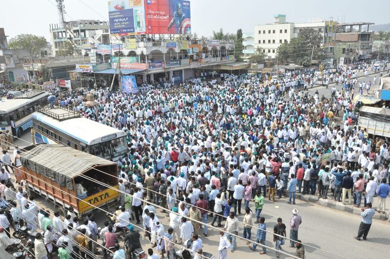 నిజామాబాదులో కదం తొక్కిన ఎర్రజొన్న, పసుపు రైతులు