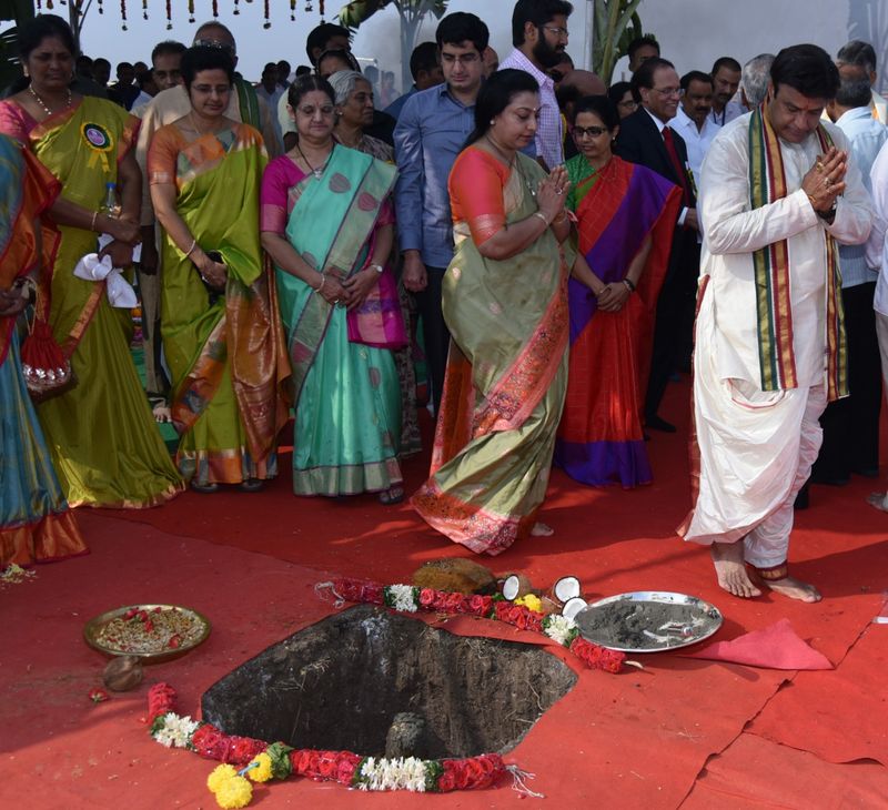 బసవతారకం క్యాన్సర్ హాస్పిటల్ శంకుస్థాపనలో బాలయ్య, చంద్రబాబు దంపతులు