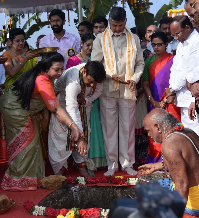 బసవతారకం క్యాన్సర్ హాస్పిటల్ శంకుస్థాపనలో బాలయ్య, చంద్రబాబు దంపతులు