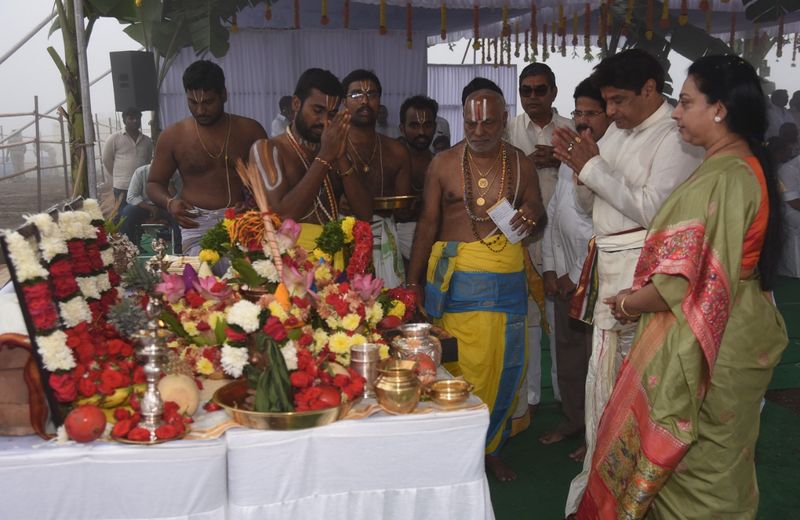 బసవతారకం క్యాన్సర్ హాస్పిటల్ శంకుస్థాపనలో బాలయ్య, చంద్రబాబు దంపతులు