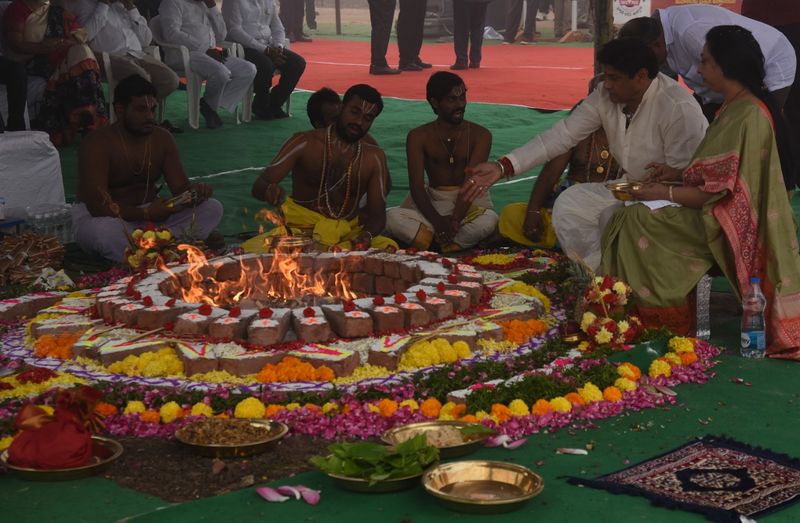 బసవతారకం క్యాన్సర్ హాస్పిటల్ శంకుస్థాపనలో బాలయ్య, చంద్రబాబు దంపతులు