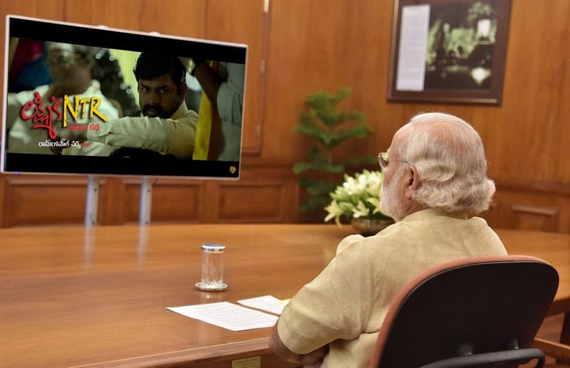 ప్రధాని మోడీ కూడా గుంటూరు సభలో ట్రైలర్ లో ఉన్నదే చెప్పినట్లు మోడీ వివరిస్తున్నట్లు వర్మ తనదైన శైలిలో ఫోటో పోస్ట్ చేశాడు.