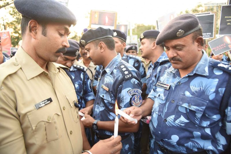 సహచరుల మృతికి హైదరాబాద్లో సీఆర్ఫీపిఎఫ్ దళాల సంతాపం