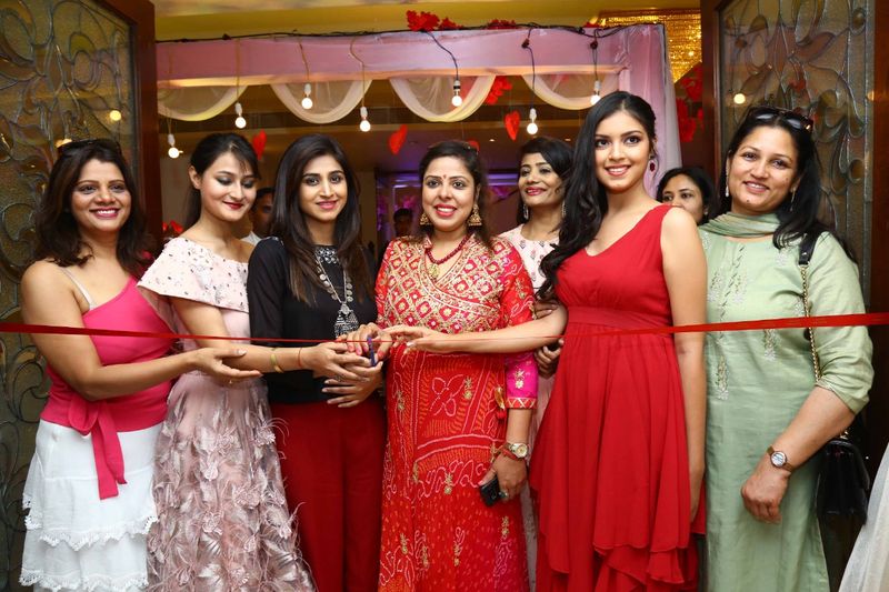 వర్షిణి - యషు మాశెట్టి - మోడల్ నిలోఫర్ గ్రెస్