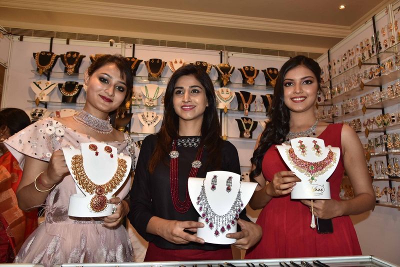 వర్షిణి - యషు మాశెట్టి - మోడల్ నిలోఫర్ గ్రెస్