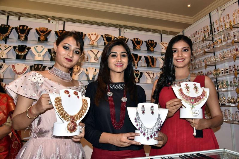 వర్షిణి - యషు మాశెట్టి - మోడల్ నిలోఫర్ గ్రెస్