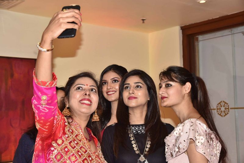వర్షిణి - యషు మాశెట్టి - మోడల్ నిలోఫర్ గ్రెస్