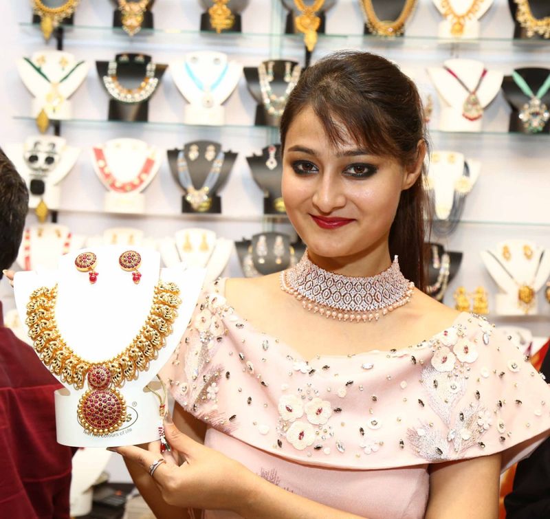 వర్షిణి - యషు మాశెట్టి - మోడల్ నిలోఫర్ గ్రెస్