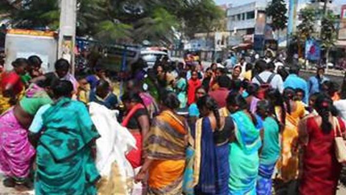 cloth store owner bumper offer to women in peddapalli: saree for Rs 20 only cloth store owner bumper offer to women in peddapalli: saree for Rs 20 only