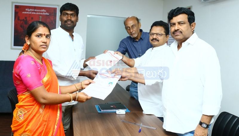 జనసేన పార్టీ పక్షాన సార్వత్రిక ఎన్నికల్లో అభ్యర్ధిత్వం కోరుతూ వందలాది మంది ఆశావహులు స్క్రీనింగ్ కమిటీ ముందు హాజరై బయోడేటాలను సమర్పిస్తున్నారు. ఆదివారం ఒక్క రోజే 210 మంది ఆశావహులు స్క్రీనింగ్ కమిటీ ముందు హాజరయ్యారు.