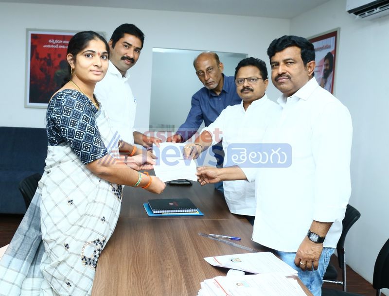 లోక్ సభ, శాసన సభ స్థానాలకు తమ అభ్యర్థిత్వాన్ని పరిశీలించాలంటూ ఆలుమగలు బయో డేటాలు ఇవ్వడం విశేషం. తమ జంటలో ఒకరికి జనసేన టికెట్ కేటాయించాలంటూ కమిటీ ముందుకు వచ్చారు.