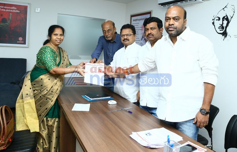 కుటుంబాన్ని చక్కదిద్దే సమర్థత, నైపుణ్యం ఉన్న ఆడపడుచులు చట్ట సభల్లో ఉండాలని ప్రభావశీలంగా చెప్పడమే కాదు.. చట్ట సభల్లో మహిళలకు 33 శాతం రిజర్వేషన్ కల్పించాలనే డిమాండ్ కు కట్టుబడి ఉన్నామని జనసేన అధ్యక్షుడు పవన్ కల్యాణ్ ప్రతి సభలో చెబుతున్నారు.