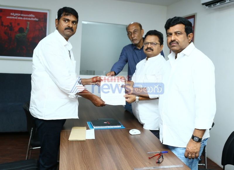 ఆదివారం వచ్చిన 210 మందిలో 45 మంది మహిళలు ఉన్నారు. వీరిలో గృహిణులు ఉన్నారు. తమ బిడ్డలతో కలిసి బయో డేటా ఇచ్చేందుకు జనసేన కార్యాలయానికి ఉదయమే చేరుకున్నారు