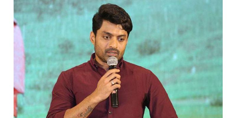 హీరోగా కెరీర్ మొదలుపెట్టిన కళ్యాణ్ రామ్.. మూడో సినిమాకే నిర్మాతగా మారాడు. అతడు నిర్మించిన మొదటి సినిమా 'అతనొక్కడే' సక్సెస్ కావడంతో నిర్మాతగా వరుస సినిమాలు చేయడం మొదలుపెట్టాడు. కానీ నిర్మాతగా కళ్యాణ్ రామ్ కి సక్సెస్ ల కంటే ఫ్లాప్ లే ఎక్కువ. ఆయన హీరోగా 16 సినిమాలు చేస్తే నిర్మాతగా.. 10 సినిమాలు చేశాడు. అందులో రెండు, మూడు చిత్రాలు మాత్రమే లాభాలు తీసుకొచ్చాయి.
