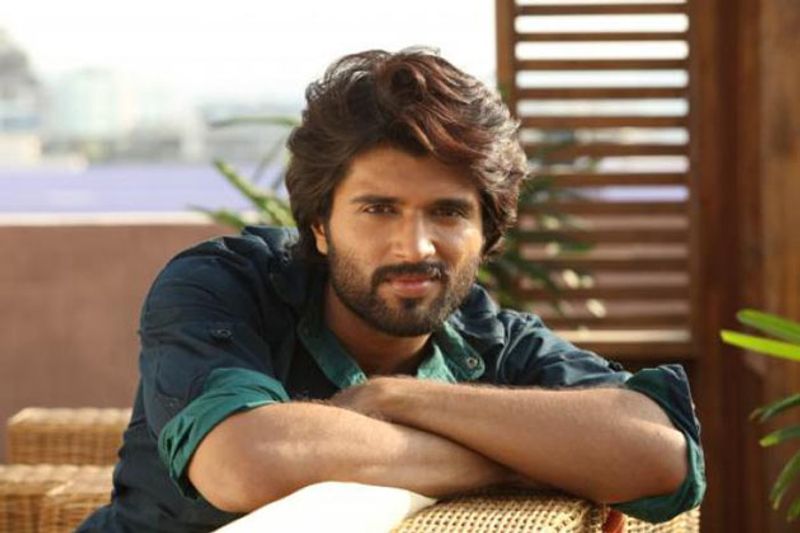 టాలీవుడ్ యూత్ ఐకాన్ విజయ్ దేవరకొండ 'నోటా' సినిమా కోసం 'కింగ్ ఆఫ్ ది హిల్స్' అనే బ్యానర్ స్థాపించి గ్రీన్ స్టూడియోస్ బ్యానర్ తో కలిసి నిర్మాతగా సినిమా తీశాడు. కానీ సినిమా ఫ్లాప్ అయింది. ఇప్పుడు ఇదే బ్యానర్ పై తరుణ్ భాస్కర్ హీరోగా సినిమా చేస్తున్నాడు.