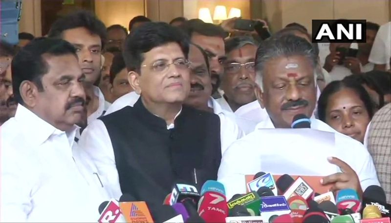 తమిళనాడు రాజకీయాలు లోక్ సభ ఎన్నికల సందర్భంగా మరోసారి రక్తి కడుతున్నాయి. ఇప్పటికే స్టాలిన్ నాయకత్వంలోని డీఎంకే పార్టీ యూపీఏ(కాంగ్రెస్ కూటమి)తో చేతులు కలిపింది. ఈ నేపథ్యంలో బిజెపి నేతృత్వంలోని ఎన్డీఏ కూటమిలోకి అన్నాడీఎంకే చేరడం ఖాయమైపోయింది. అయితే ఇరు పార్టీల మధ్య గత కొద్ది రోజులుగా సీట్లు సర్దుబాటుపై చర్చలు జరుగుతున్నాయి. తాజాగా ఇవాళ ఇరుపార్టీలకు చెందిన అగ్ర నాయకులు సమావేశమై సీట్లను సర్దుబాటుపై ఓ నిర్ణయానికి రావడంతో తమిళనాడులో మరో పొత్తు పొడించింది.