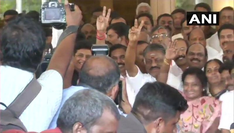 ఈ పొత్తుపై ముఖ్యమంత్రి, అన్నాడీఎంకే సీనియర్ నాయకులు పళని స్వామి మాట్లాడుతూ...లోక్ సభ ఎన్నికల్లో తమిళనాడులో బిజెపి 5 స్థానాల్లో పోటీ చేస్తుందని వెల్లడించారు. మిగతా చోట్ల అన్నాడీఎంకే అభ్యర్థులకు బిజెపి మద్దతిస్తుందన్నారు. ఇలా తమిళ నాడుతో పాటు పాండిచ్చెరిలో కూడా కలిసి పోటీ చేయనున్నట్లు తెలిపారు.