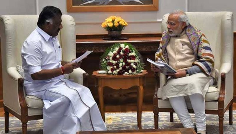 డిప్యూటీ సీఎం పన్నీరు సెల్వం స్పందిస్తూ...లోక్ సభ ఎన్నికల్లో ఏఐడీఎంకే, బిజెపి ల మధ్య కుదిరిన పొత్తు చారిత్రాత్మకమైందన్నారు. ఈ కలయికతో మరోసారి కేంద్రంలో ఎన్డీఏ కూటమి అధికారంలోకి రావడం ఖాయమైందని ధీమా వ్యక్తం చేశారు.