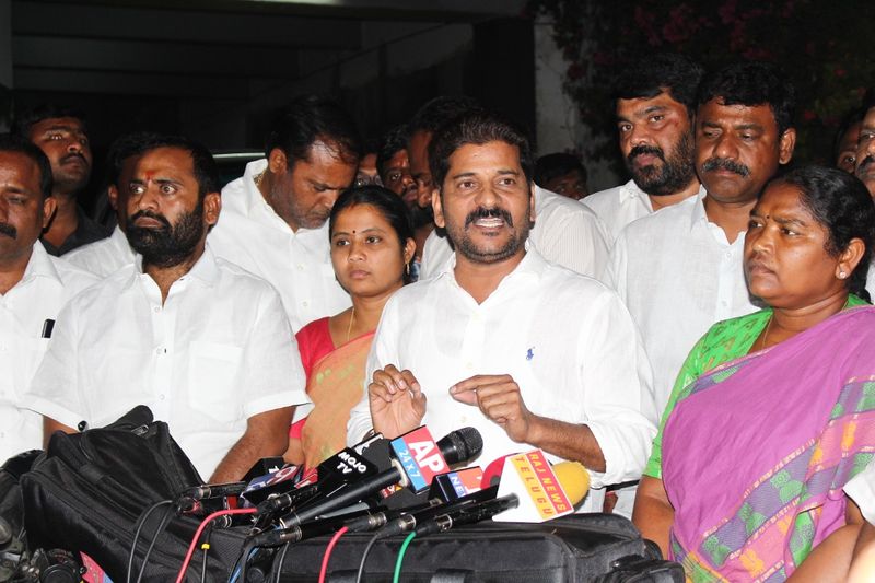 ఈపాటికి టీపీసీసీ చీఫ్ పీఠంపై కూర్చోవాల్సిన తనకు.. అది దక్కకుండా పెద్దలు కుట్రపన్నారని రేవంత్ లోలోపల కుమిలిపోతున్నారు. ఇప్పుడు తాజాగా హుజూర్నగర్ విషయంలో తన మాట చెల్లకపోవడంతో టీపీసీసీ అధ్యక్ష పీఠాన్ని ఎలాగైనా దక్కించుకోవాలని రేవంత్ పట్టుదలగా ఉన్నట్లు తెలుస్తోంది.