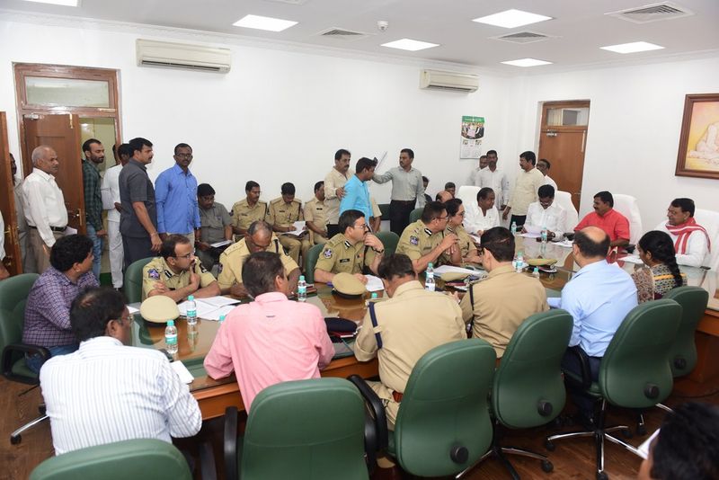 తెలంగా అసెంబ్లీ సమావేశాల ఏర్పాట్లపై స్పీకర్ సమీక్ష(ఫోటోలు)