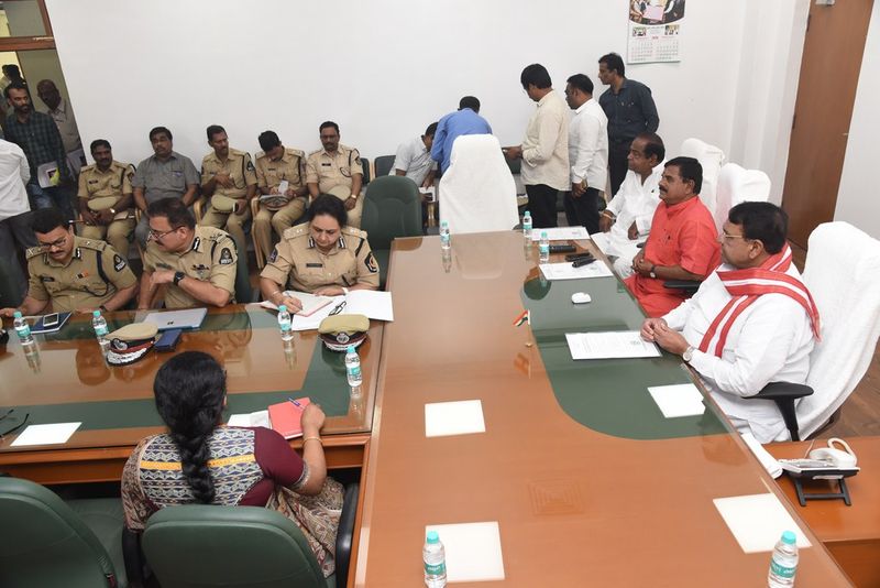తెలంగా అసెంబ్లీ సమావేశాల ఏర్పాట్లపై స్పీకర్ సమీక్ష(ఫోటోలు)