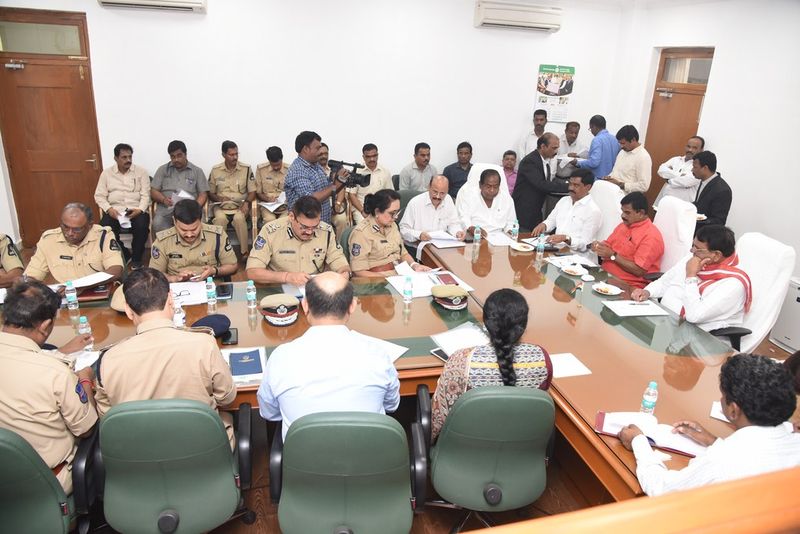 తెలంగా అసెంబ్లీ సమావేశాల ఏర్పాట్లపై స్పీకర్ సమీక్ష(ఫోటోలు)
