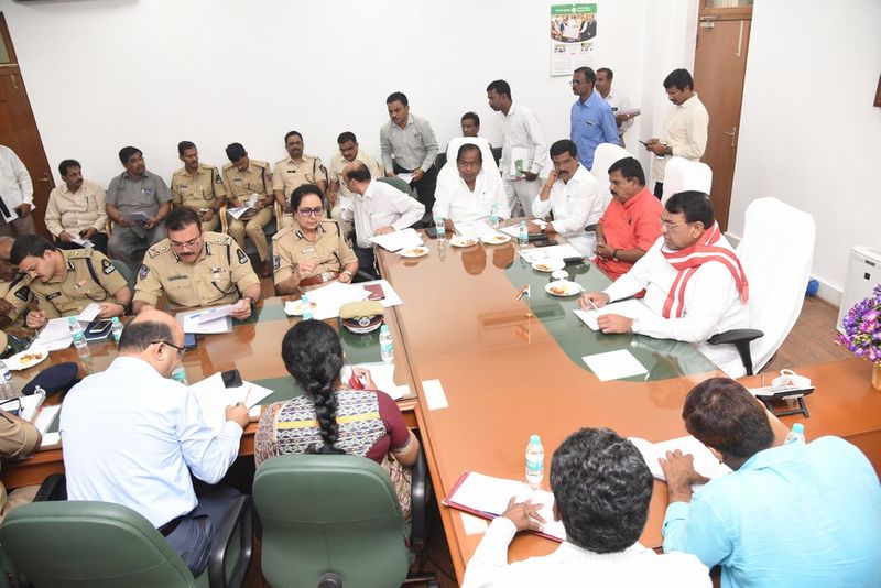 తెలంగా అసెంబ్లీ సమావేశాల ఏర్పాట్లపై స్పీకర్ సమీక్ష(ఫోటోలు)