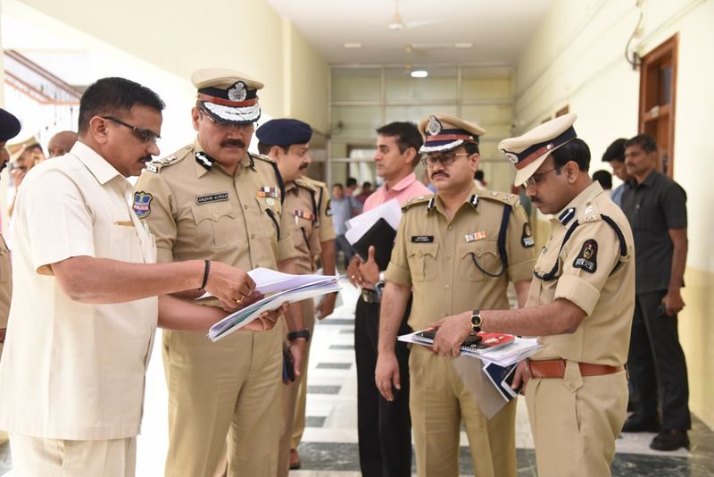 తెలంగా అసెంబ్లీ సమావేశాల ఏర్పాట్లపై స్పీకర్ సమీక్ష(ఫోటోలు)