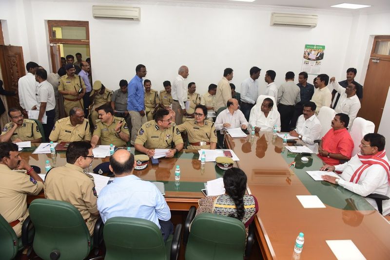 తెలంగా అసెంబ్లీ సమావేశాల ఏర్పాట్లపై స్పీకర్ సమీక్ష(ఫోటోలు)