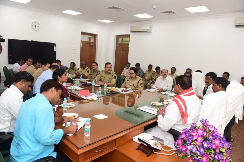 తెలంగా అసెంబ్లీ సమావేశాల ఏర్పాట్లపై స్పీకర్ సమీక్ష(ఫోటోలు)